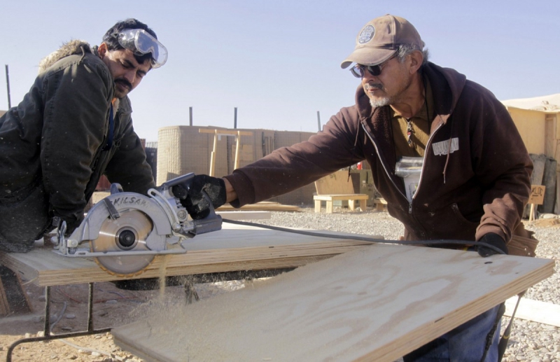 charpentier-UTELLE-min_men_working_construction_sawing_wood_building_marines_workers_equipment-1064481