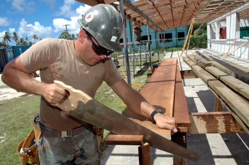 charpentier-UTELLE-min_worker_construction_building_carpenter_male_job_build_helmet-893290